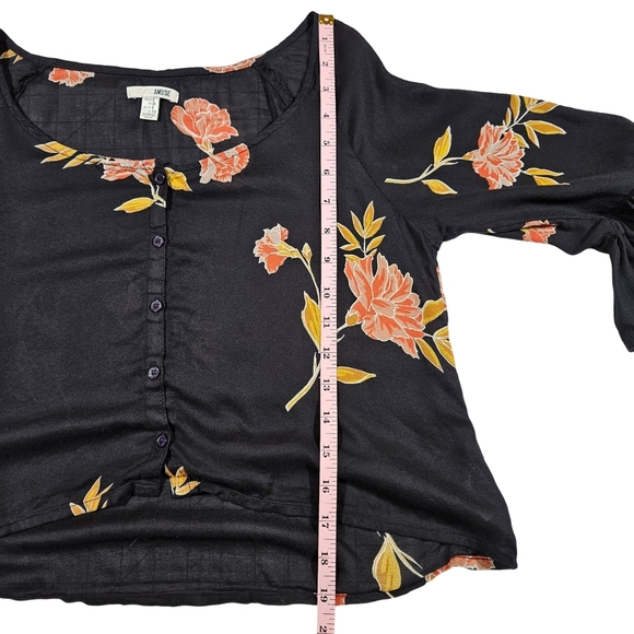 Amuse Society Cropped Ruffle Sleeve Button Up Blouse, Black Floral, Small - Picture 8 of 9